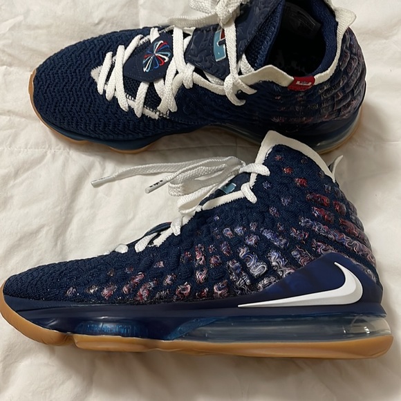 Nike LeBron 17 UConn 2020 Basketball Shoes Sz 7.5 Men / 9 Women New - Picture 8 of 10